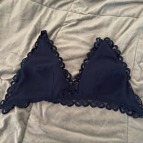 Super cute triangle top - Picture 1 of 1